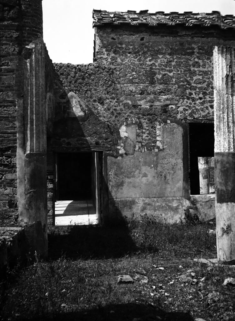 VI.9.6 Pompeii. W.883, area 17, looking towards west wall and doorway to peristyle 6, in south-west corner of pseudo-peristyle 17.
Photo by Tatiana Warscher. Photo © Deutsches Archäologisches Institut, Abteilung Rom, Arkiv. 
