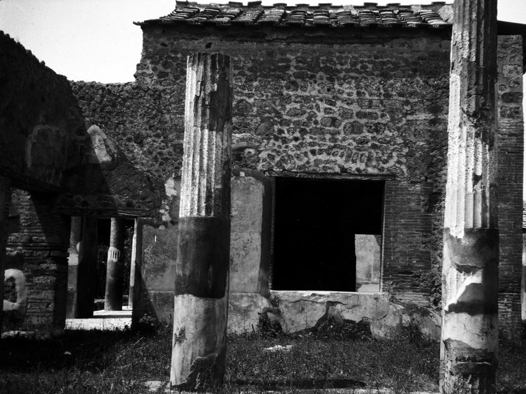 VI.9.6 Pompeii, W.884. 
Looking west from area 17 the pseudo-peristyle, towards the south-west corner with doorway to area 6 the peristyle and window to room 8.
Photo by Tatiana Warscher. Photo © Deutsches Archäologisches Institut, Abteilung Rom, Arkiv. 
