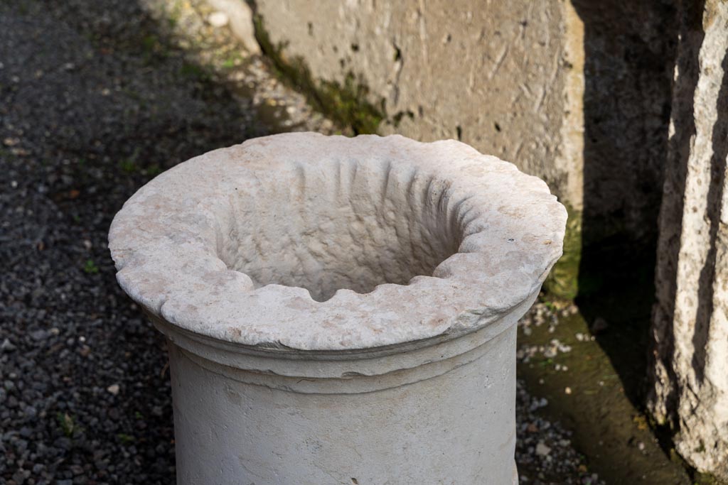VI.9.6 Pompeii. January 2023. Room 17, detail of puteal on west portico. Photo courtesy of Johannes Eber.
