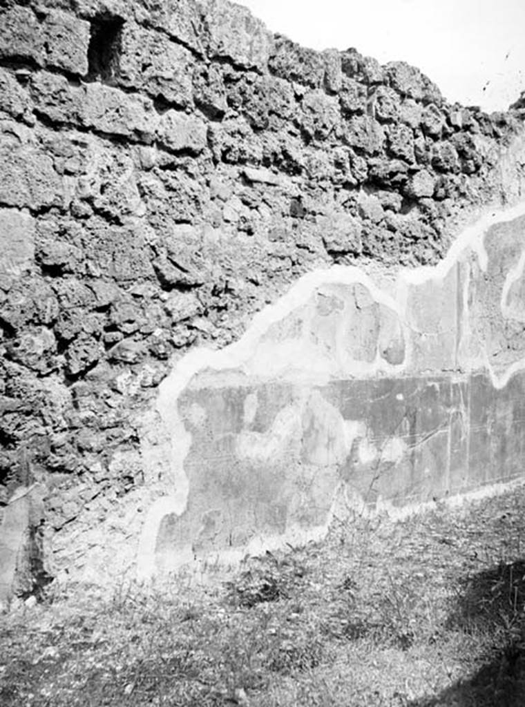 231327 Bestand-D-DAI-ROM-W.0932.jpg
VI.9.6 Pompeii. W.932. Room 20, north wall at east end.
Photo by Tatiana Warscher. With kind permission of DAI Rome, whose copyright it remains. 
See http://arachne.uni-koeln.de/item/marbilderbestand/231327 
