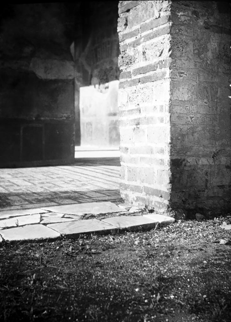 VI.9.6 Pompeii. W. 977. Room 22, threshold and mosaic on floor on east side of peristyle.
Photo by Tatiana Warscher. Photo © Deutsches Archäologisches Institut, Abteilung Rom, Arkiv. 
