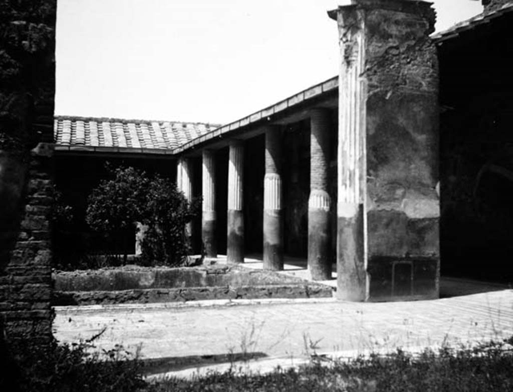 231346 Bestand-D-DAI-ROM-W.0986.jpg
VI.9.6 Pompeii. W. 986. Room 22, looking west from large exedra towards peristyle.
Photo by Tatiana Warscher. With kind permission of DAI Rome, whose copyright it remains.
See http://arachne.uni-koeln.de/item/marbilderbestand/231346