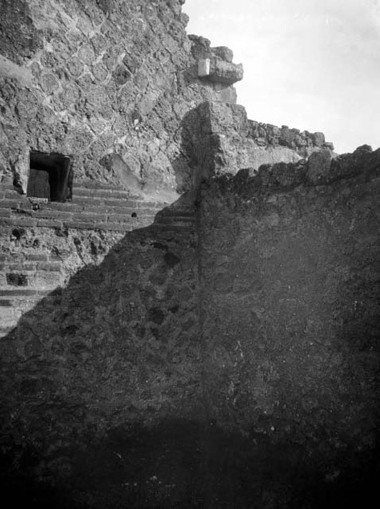 231589 Bestand-D-DAI-ROM-W.0982.jpg
VI.9.6 Pompeii. W. 982. Room 24, south-east corner.
Photo by Tatiana Warscher. With kind permission of DAI Rome, whose copyright it remains.
See http://arachne.uni-koeln.de/item/marbilderbestand/231589