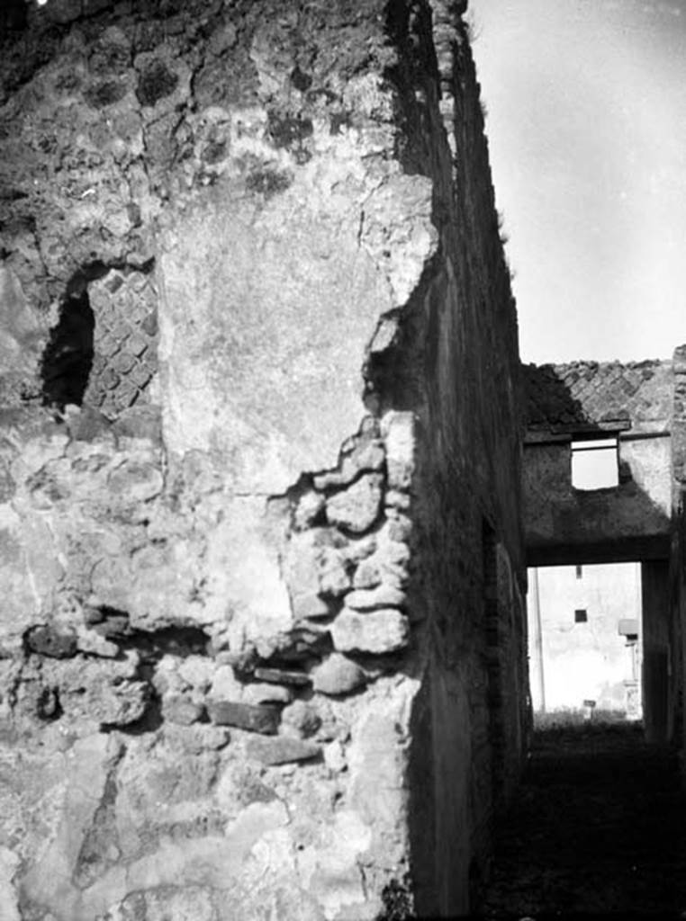 231583 Bestand-D-DAI-ROM-W.0960.jpg
VI.9.6 Pompeii. W. 960. Corridor 26, looking north along corridor towards pseudo-peristyle, past two doorways into room 22, the large exedra.
Photo by Tatiana Warscher. With kind permission of DAI Rome, whose copyright it remains.
See http://arachne.uni-koeln.de/item/marbilderbestand/231583