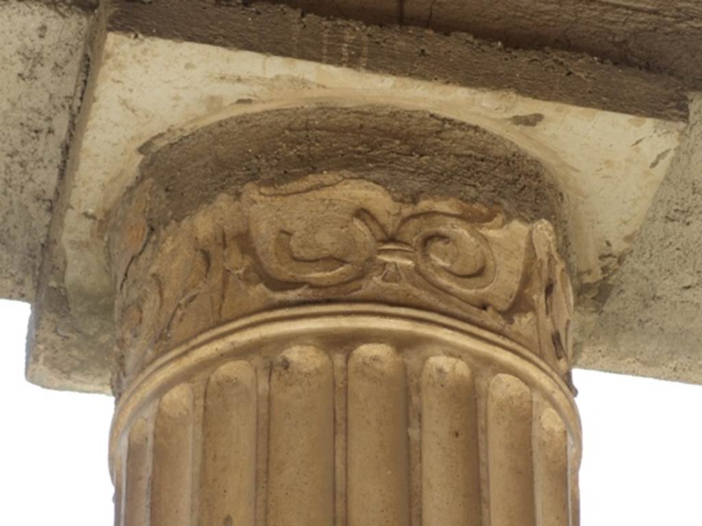 VI.9.6 Pompeii. March 2009. Room 6, decorated top of column in peristyle. 