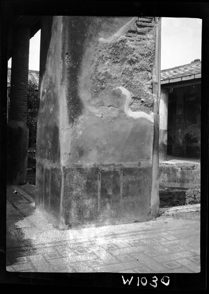 VI.9.6 Pompeii. W.1030. Room 6, pilaster in south-east corner of peristyle, looking west.
This would have had the painting of Perseus rescuing Andromeda painted on it.
Photo by Tatiana Warscher. Photo © Deutsches Archäologisches Institut, Abteilung Rom, Arkiv.