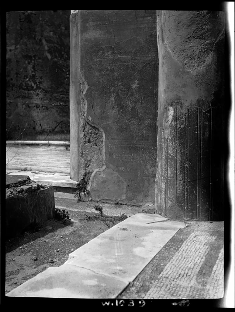 VI.9.6 Pompeii. W.1039. Room 6, looking east towards rear of pilaster in south-east corner of peristyle.
Photo by Tatiana Warscher. Photo © Deutsches Archäologisches Institut, Abteilung Rom, Arkiv.