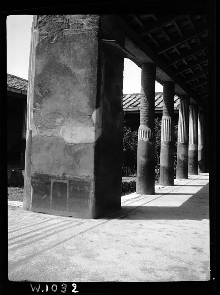 VI.9.6 Pompeii. W.1032.
Room 6, looking west towards pilaster in north-east corner of peristyle, looking west along north portico.
This would have had the painting of Medea contemplating killing her children painted on it.
Photo by Tatiana Warscher. Photo © Deutsches Archäologisches Institut, Abteilung Rom, Arkiv.