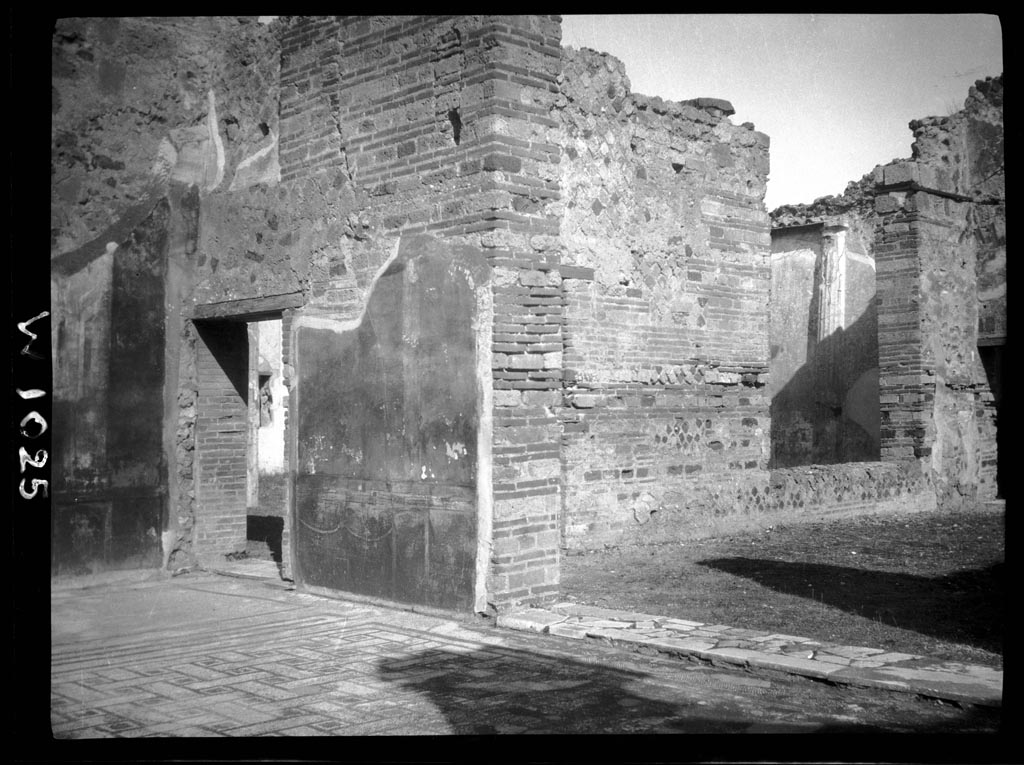 VI.9.6 Pompeii. W.1025.
Room 6, north-east corner of peristyle, with small doorway to pseudo-peristyle and large doorway to large exedra with window.
Photo by Tatiana Warscher. Photo © Deutsches Archäologisches Institut, Abteilung Rom, Arkiv.