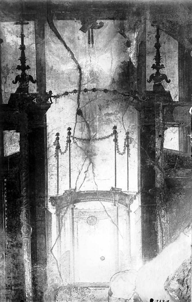 VI.9.6 Pompeii. W.243.
Room 6, detail of wall decoration from east end of north wall of peristyle, on east side of doorway.
Photo by Tatiana Warscher. Photo © Deutsches Archäologisches Institut, Abteilung Rom, Arkiv.