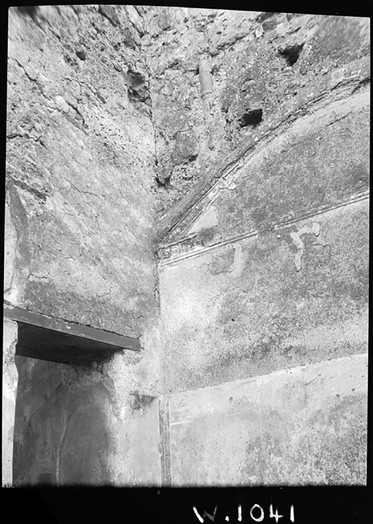 VI.9.6 Pompeii. W.1041.
Room 23, south-west corner showing the remains of the vaulted ceiling on the west wall.
Photo by Tatiana Warscher. Photo © Deutsches Archäologisches Institut, Abteilung Rom, Arkiv.