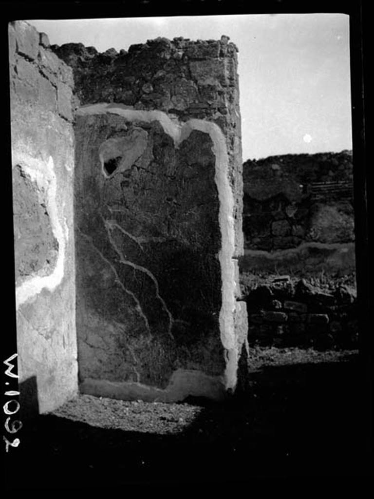 230585 Bestand-D-DAI-ROM-W.1092.jpg
VI.9.7 Pompeii. W1092. North-east end of corridor 11, leading to garden area.
Photo by Tatiana Warscher. With kind permission of DAI Rome, whose copyright it remains.
See http://arachne.uni-koeln.de/item/marbilderbestand/230585