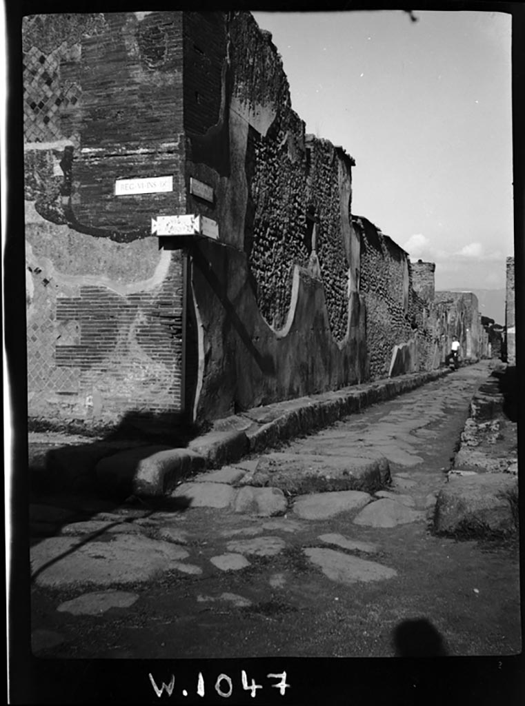 VI.9.7 Pompeii. W.1047. Looking east along Vicolo di Mercurio, from junction with Via Mercurio.
Photo by Tatiana Warscher. Photo © Deutsches Archäologisches Institut, Abteilung Rom, Arkiv.