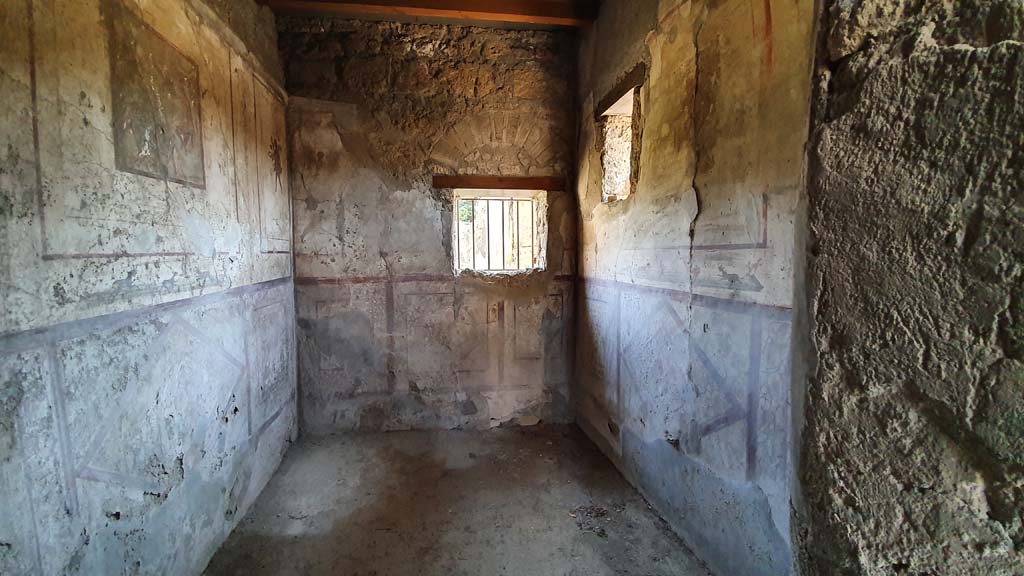VI.10.1 Pompeii. July 2021. Looking east across rear room from doorway.
Foto Annette Haug, ERC Grant 681269 D�COR.
