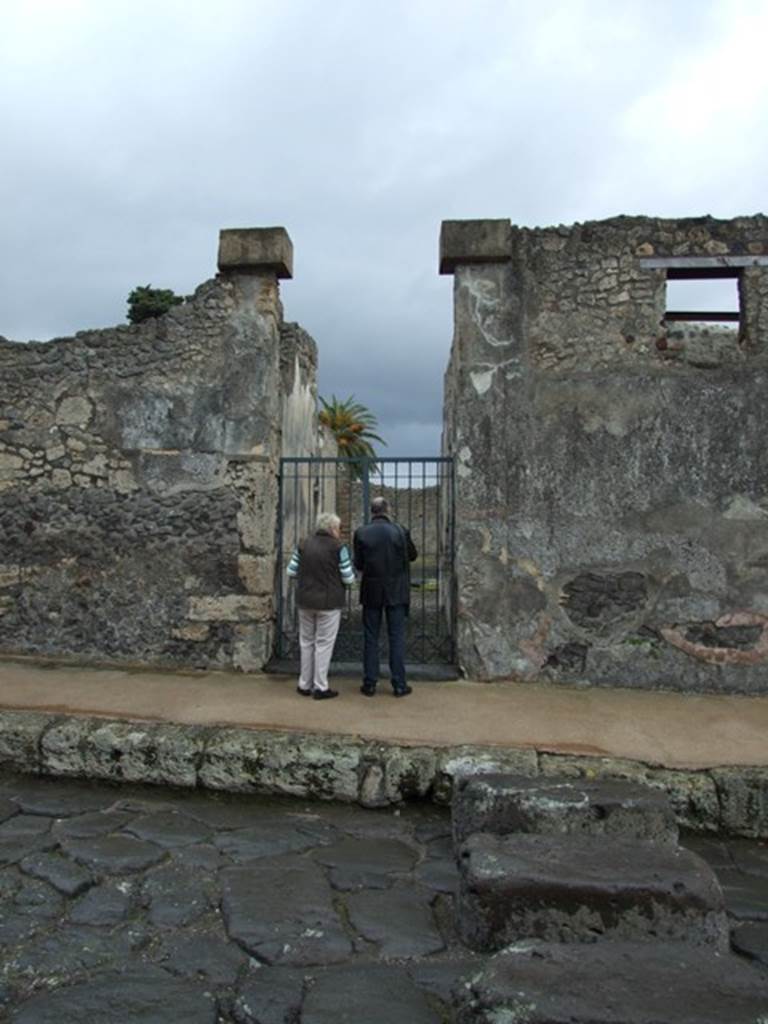 VI.10.6 Pompeii. March 2009. Entrance doorway. According to Pagano and Prisciandaro, in March 1828, found painted in red on the front wall was POMPONIO in big letters. This gave the name to the owner of the house.
M(arcum) Pomponium aed(ilem) v(irum) b(onum)    [CIL IV 27]
See Pagano, M. and Prisciandaro, R., 2006. Studio sulle provenienze degli oggetti rinvenuti negli scavi borbonici del regno di Napoli.  Naples : Nicola Longobardi,  (p. 138)  PAH II, 204-5; III, (dated 19th December 1827) 84.

