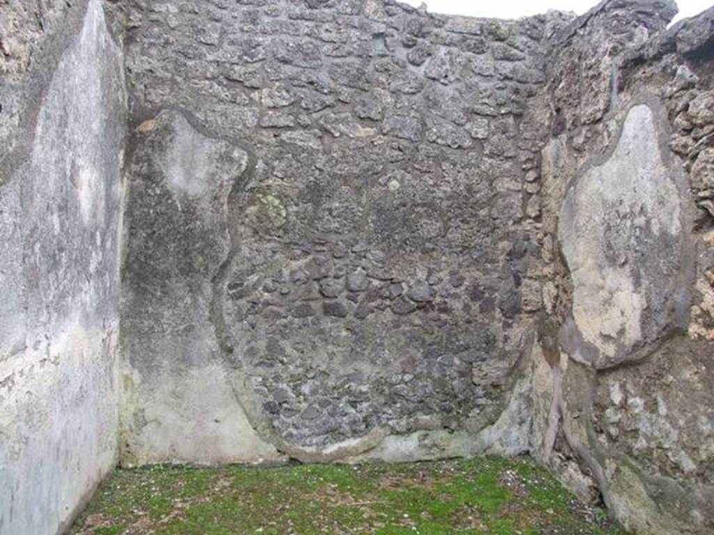 VI.10.6 Pompeii.  March 2009.  Room 2 on north side of entrance.  Looking west.