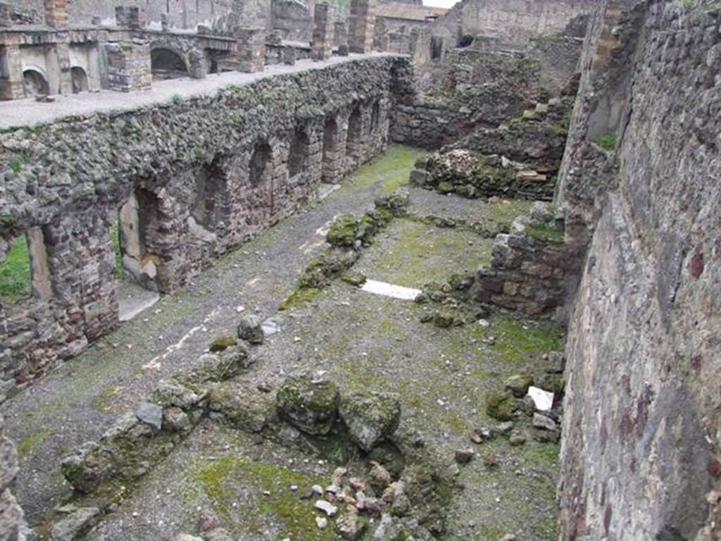 VI.10.7 Pompeii.  March 2009.  Looking south across lower rooms and garden.