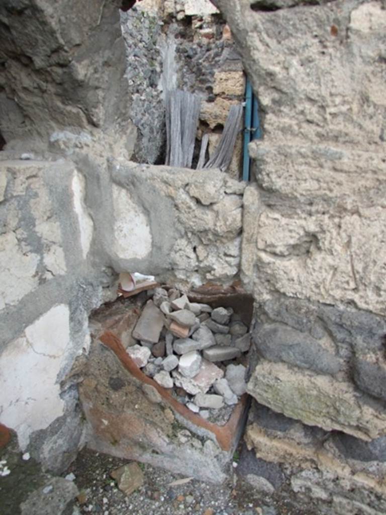 VI.10.7 Pompeii. March 2009. Room 15, west side of garden area with arched recess 1 at north end.
