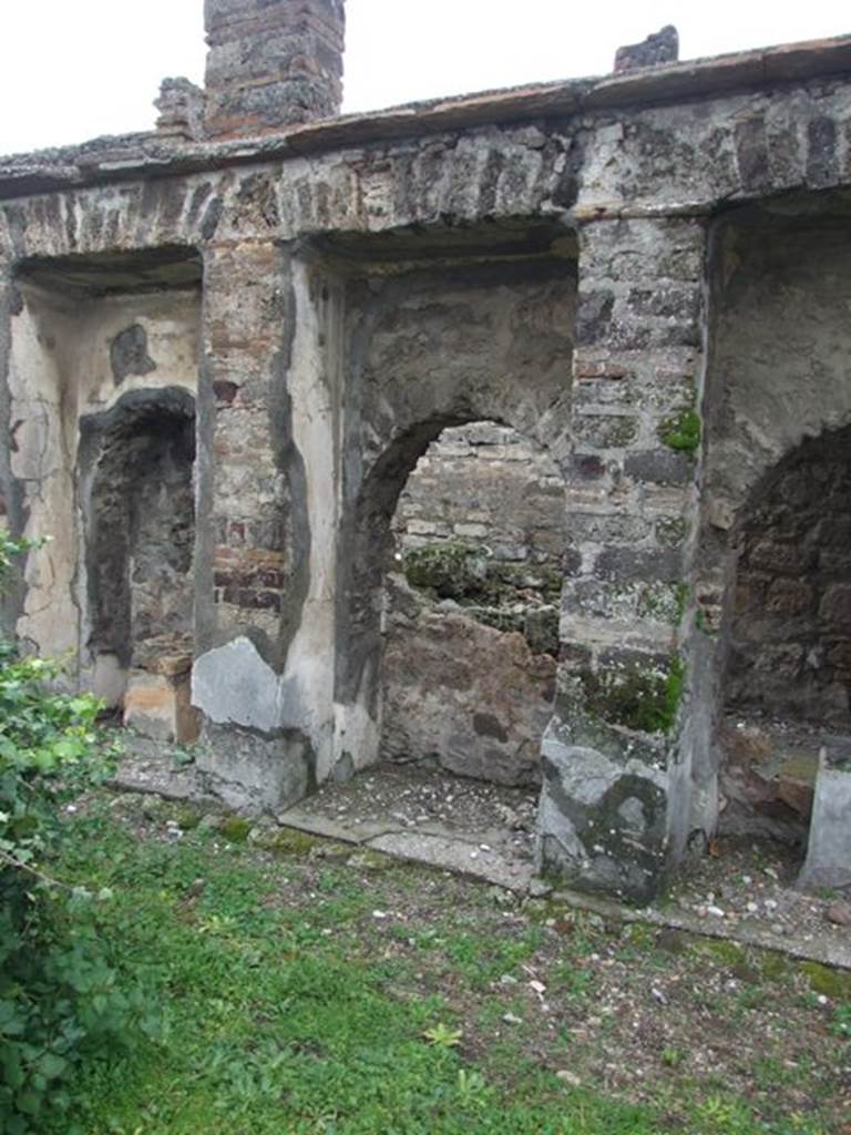 VI.10.7 Pompeii. March 2009. Room 15, west side of garden area with arched recess 3.
