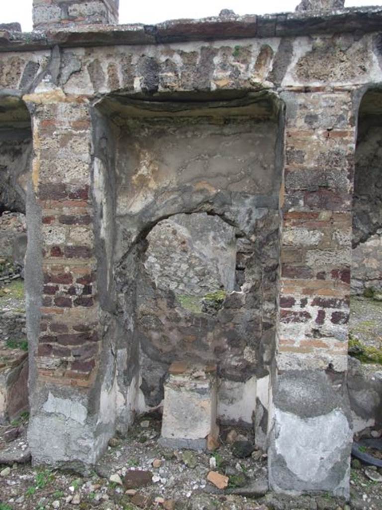 VI.10.7 Pompeii. March 2009. Room 15, west side of garden area with arched recess 6.