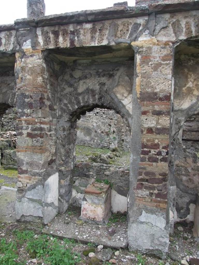 VI.10.7 Pompeii.  March 2009.  Room 15.  Garden area.  West side.  Arched recess 7.