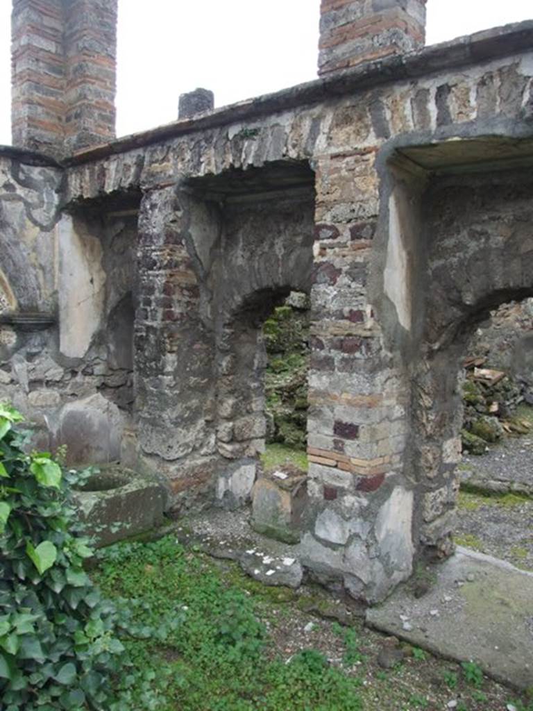 VI.10.7 Pompeii. March 2009. Room 15, west side of garden area with arched recess 8.