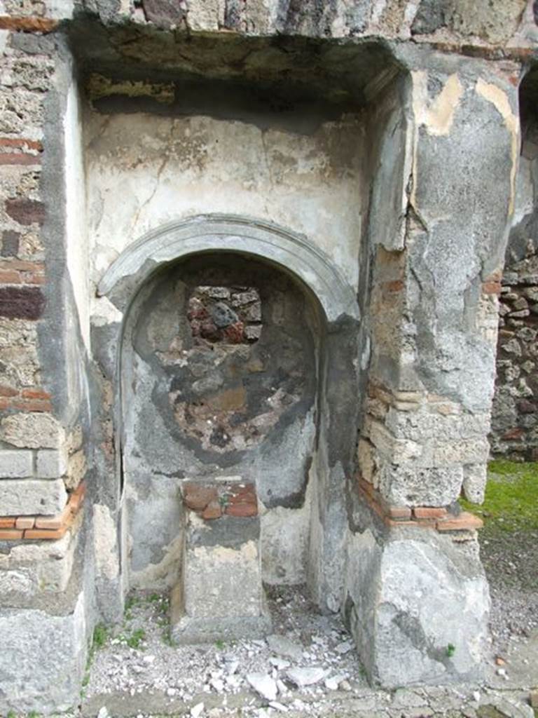 VI.10.7 Pompeii.  March 2009.  Room 15.  Garden area.  East side.  Arched recess 12.