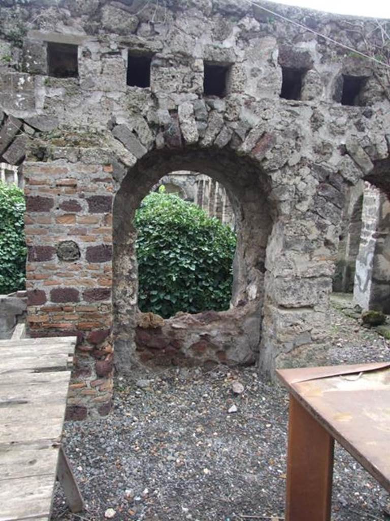 VI.10.7 Pompeii.  March 2009.  Room 16.  South wall.  Rear of garden niche.