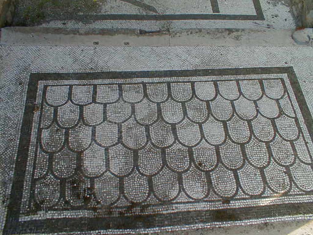 VI.10.7 Pompeii. September 2004. Room 1, mosaic in entrance doorway.  