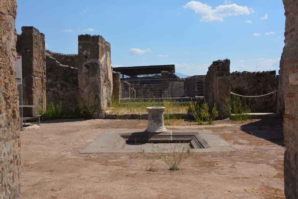 VI.10.7 Pompeii. July 2017. Looking east across atrium towards tablinum.
Foto Annette Haug, ERC Grant 681269 DÉCOR.
