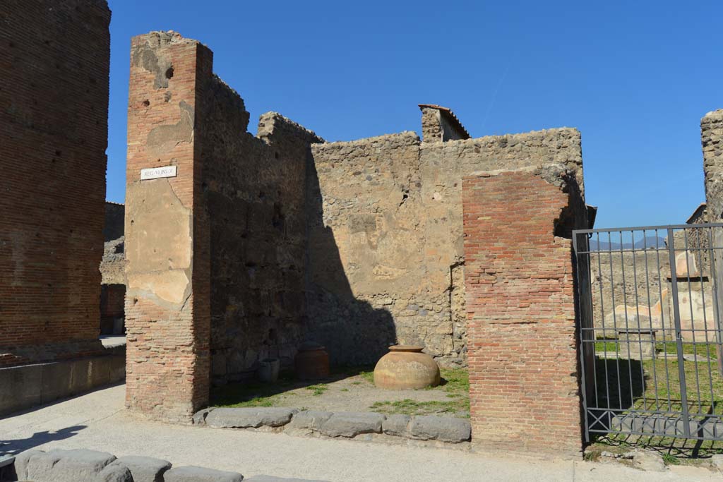 VI.10.10 Pompeii. October 2017. 
Looking north-west towards side of Arch, Via di Mercurio and west side of shop, with VI.10.11, on right.
Foto Taylor Lauritsen, ERC Grant 681269 D�COR.
