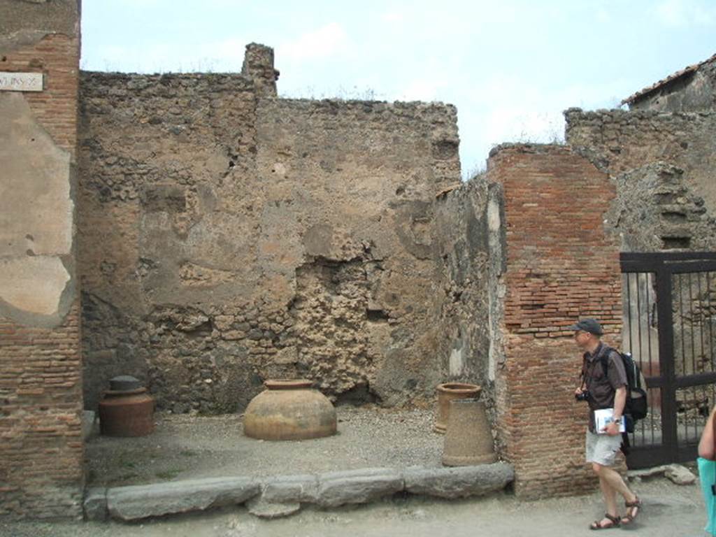 VI.10.10 Pompeii. May 2005. Looking north to shop.
According to Pagano and Prisciandaro, found in January 1827 on the pilaster on the right side of the entrance doorway, was �
M(arcum) Cerrinium
Vatiam aed(ilem)
Tintirius rog(at)    [CIL IV 156]
See Pagano, M. and Prisciandaro, R., 2006. Studio sulle provenienze degli oggetti rinvenuti negli scavi borbonici del regno di Napoli.  Naples : Nicola Longobardi. (p.136)  PAH II, 183. 
