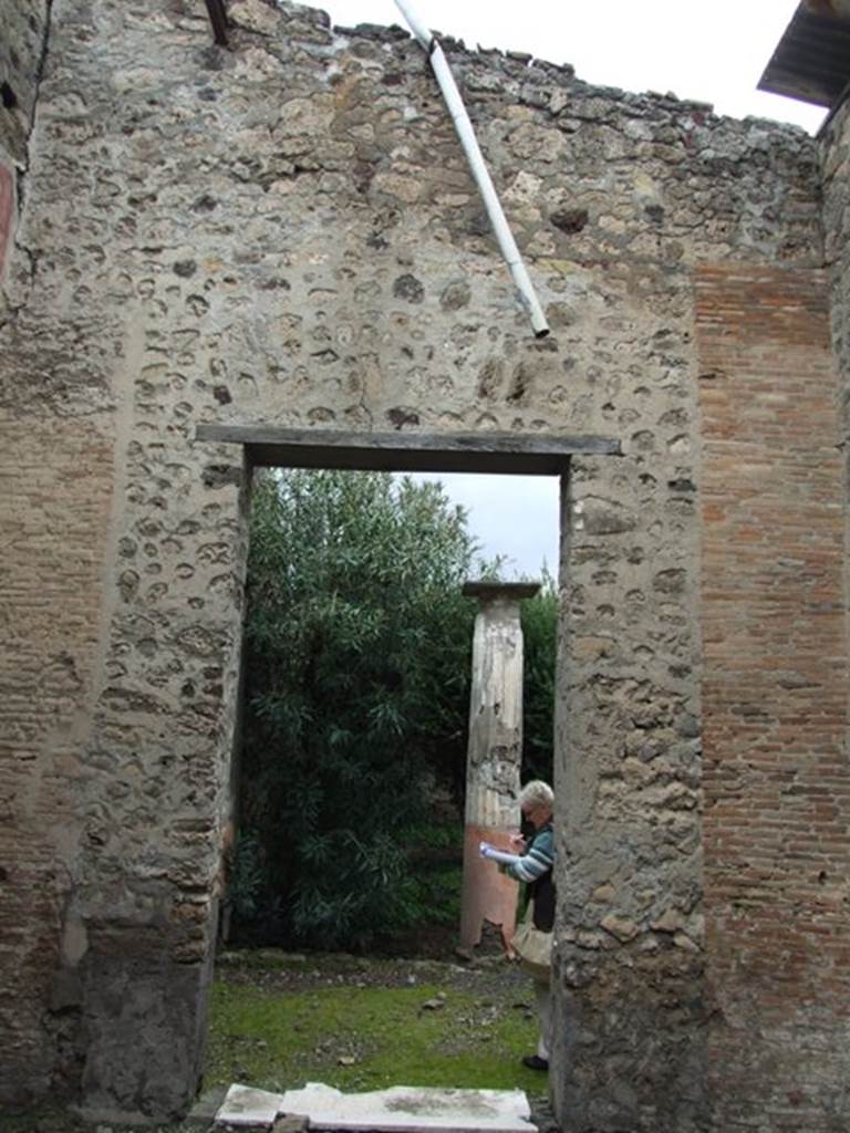 VI.10.11 Pompeii. March 2009. Room 16, north wall of oecus, with doorway to garden.
