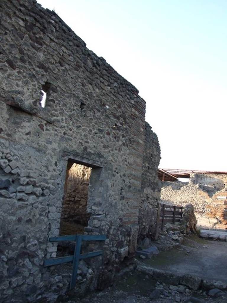 VI.10.18 Pompeii. Rear entrance doorway, looking north-west.
According to Della Corte, found on the north side (right) of this entrance was CIL IV 230 See Della Corte, M., 1965.  Case ed Abitanti di Pompei. Napoli: Fausto Fiorentino. (p.43)
According to Epigraphik-Datenbank Clauss/Slaby (See www.manfredclauss.de), it read –
M(arcum) Cerrinium Vatiam aed(ilem) dignum rei 
Messenio rog(at) scr(ipsit) Infantio cum Floro et Fructo et 
Sabino hic ubique      [CIL IV 230]
According to Pagano and Prisciandaro, also found here in March 1829, was –
M(arcum) Samellium aed(ilem)    [CIL IV 231]
See Pagano, M. and Prisciandaro, R., 2006. Studio sulle provenienze degli oggetti rinvenuti negli scavi borbonici del regno di Napoli.  Naples : Nicola Longobardi. (p.140) PAH II, 219-220; III, 96.

