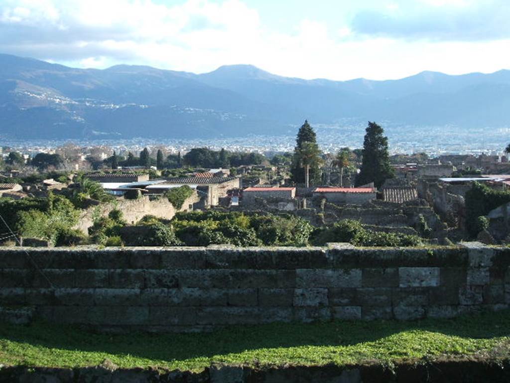 VI.15 Pompeii, on left. September 2005. From the walls. VI.11, in centre, and VI.9 , on right.