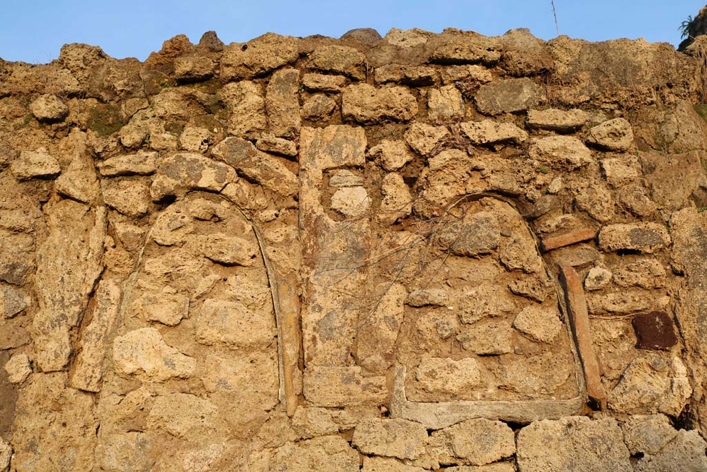 VI.11.3 Pompeii. December 2018. Detail from east wall on north side of niche. Photo courtesy of Aude Durand.