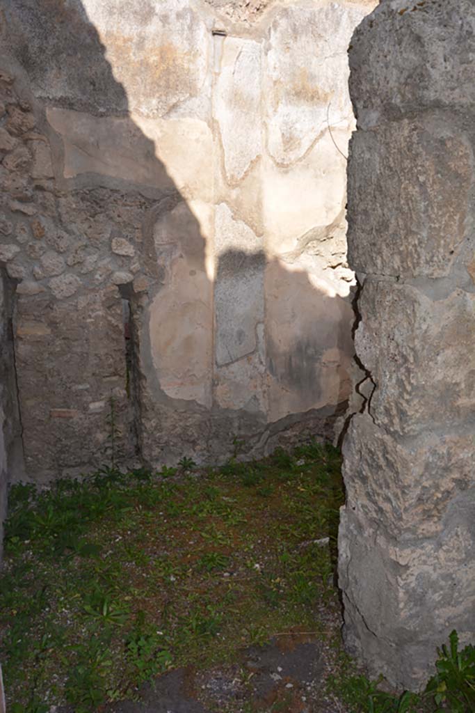 VI.11.9 Pompeii. October 2017. 
Room 4, looking towards north wall through doorway from room 5. 
Foto Annette Haug, ERC Grant 681269 D�COR


