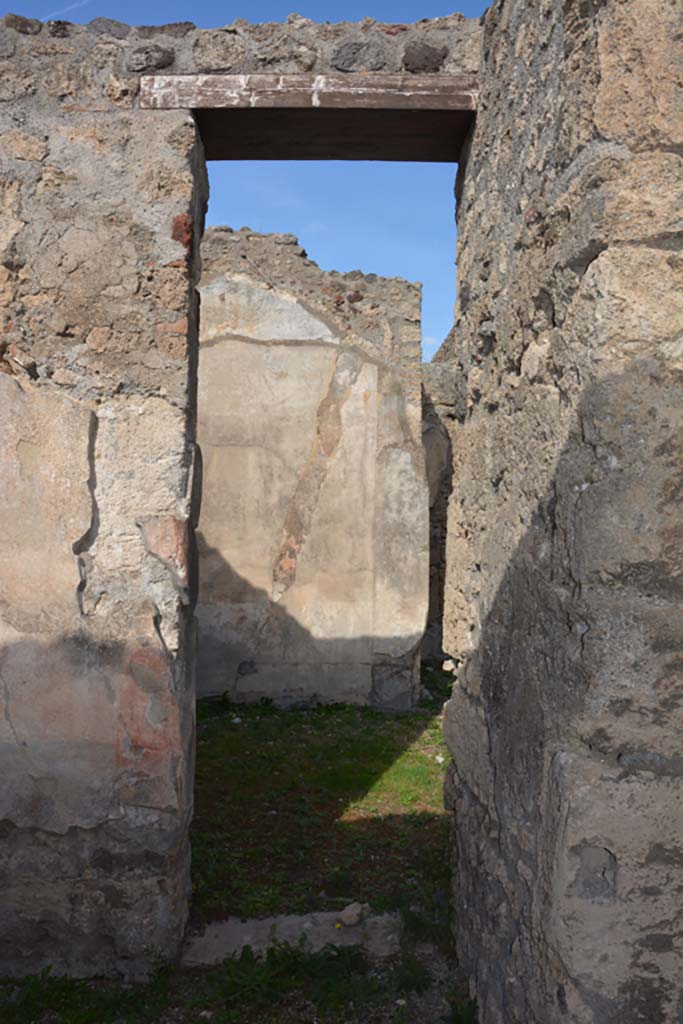 VI.11.9 Pompeii. October 2017. Room 6, north wall, with small doorway into room 7.
Foto Annette Haug, ERC Grant 681269 D�COR


