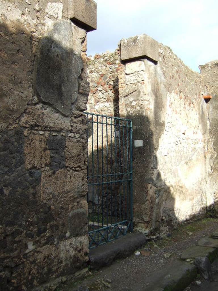 VI.11.9 Pompeii. December 2005. Entrance doorway.
According to Pagano and Prisciandaro, graffiti found in May 1834 on the south side of the insula, were �
M(arcum) Cerrinium aed(ilem)
Miscenia rog(at) infa[3]    [CIL IV 239]
M(arcum) Cerrinium    [CIL IV 240]
See Pagano, M. and Prisciandaro, R., 2006. Studio sulle provenienze degli oggetti rinvenuti negli scavi borbonici del regno di Napoli. Naples : Nicola Longobardi. (p. 149)   PAH II, 292.
