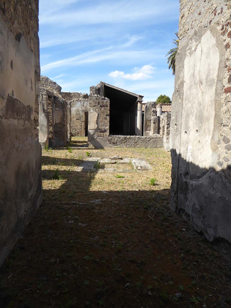 VI.11.9 Pompeii. September 2017. Room 3, looking north across atrium, from entrance corridor.
Foto Annette Haug, ERC Grant 681269 D�COR

