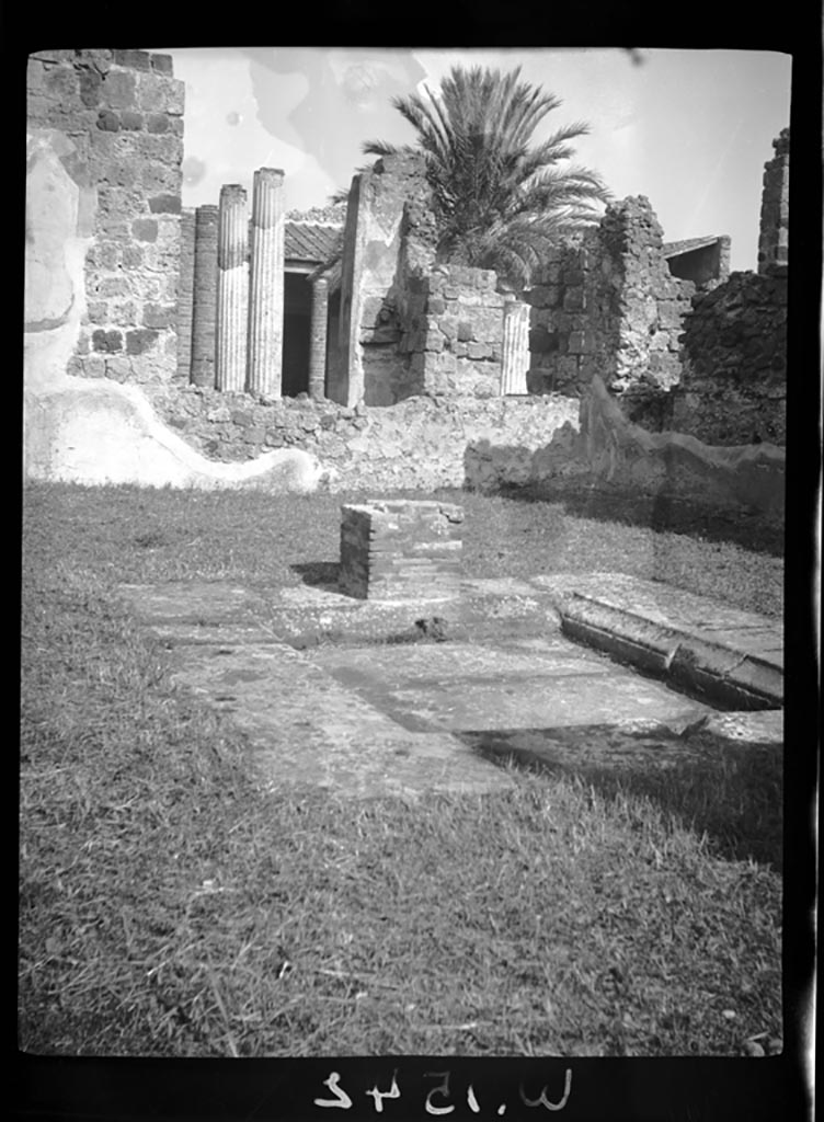 VI.11.9 Pompeii. W.1542. Looking north across atrium.  
Photo by Tatiana Warscher. Photo � Deutsches Arch�ologisches Institut, Abteilung Rom, Arkiv. 
