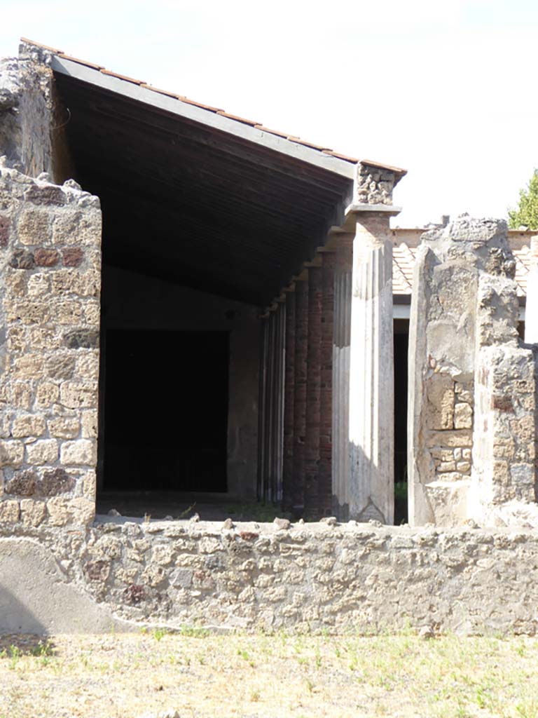 VI.11.9 Pompeii. September 2017. Room 3, north wall of atrium with window into room 38.
Foto Annette Haug, ERC Grant 681269 D�COR

(Note: room 15 is room 38 on PPM plan).
