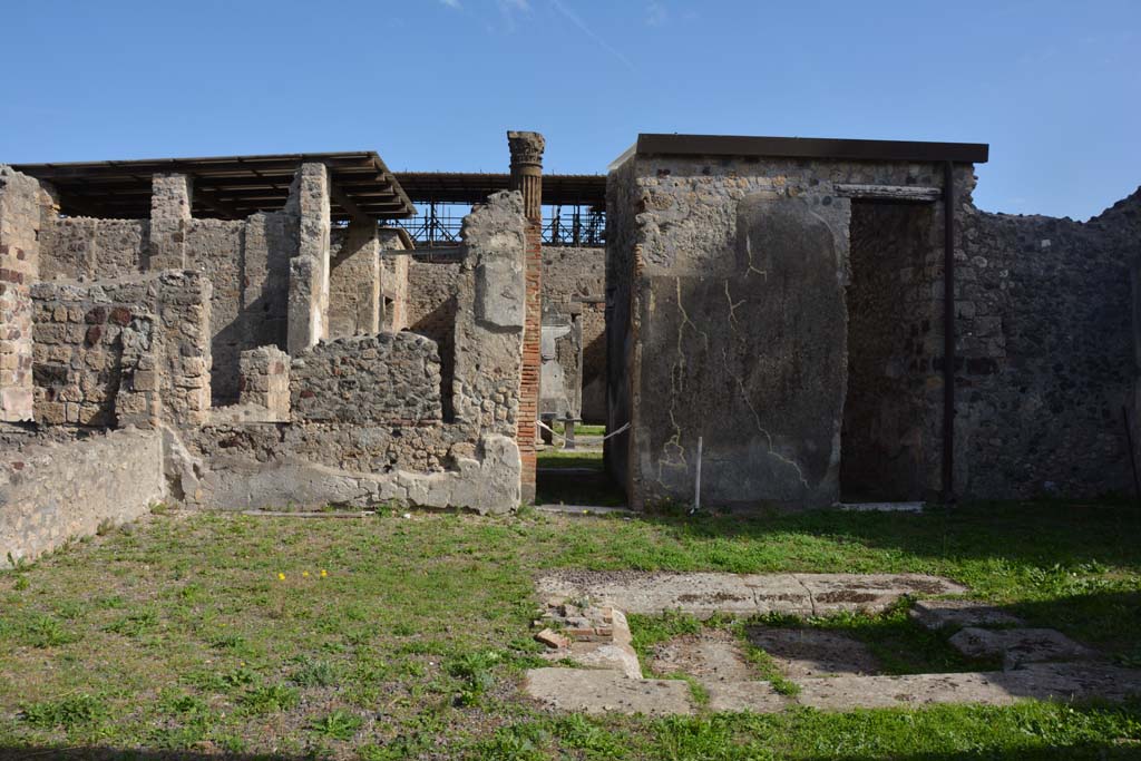 VI.11.9 Pompeii. October 2017.  Atrium 3, looking across impluvium towards north-east corner and east side.
Foto Annette Haug, ERC Grant 681269 D�COR
