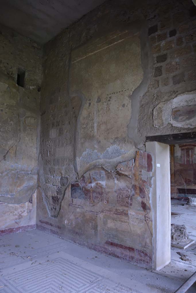 VI.11.10 Pompeii. December 2017. Room 42, east wall at north end, with doorway to room 43.
Foto Annette Haug, ERC Grant 681269 D�COR
