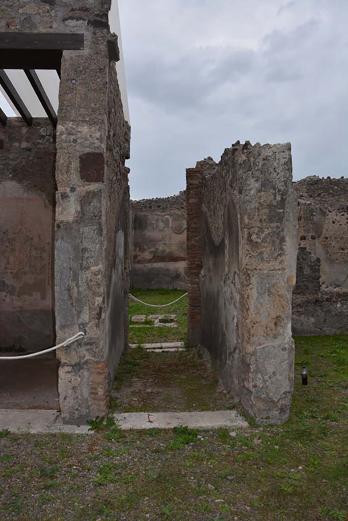 VI.11.10 Pompeii. October 2017. Looking west towards atrium of VI.11.9.
Room 48, corridor in centre, room 29, on left, room 31, on right.
Foto Annette Haug, ERC Grant 681269 D�COR
