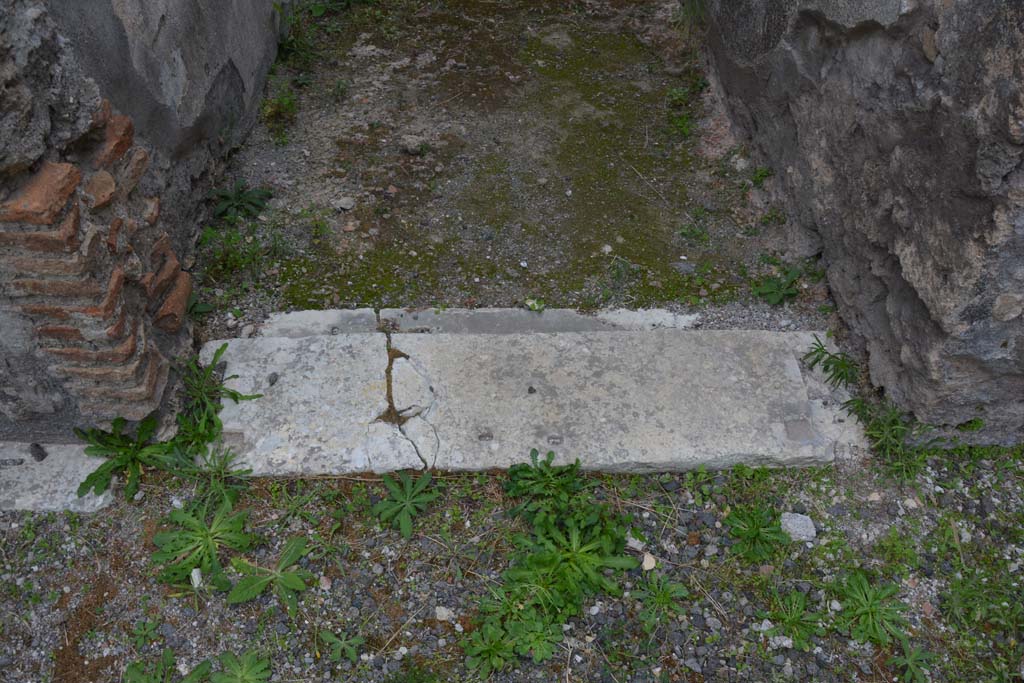 VI.11.10 Pompeii. October 2017. Room 48, doorway threshold.
Foto Annette Haug, ERC Grant 681269 D�COR

