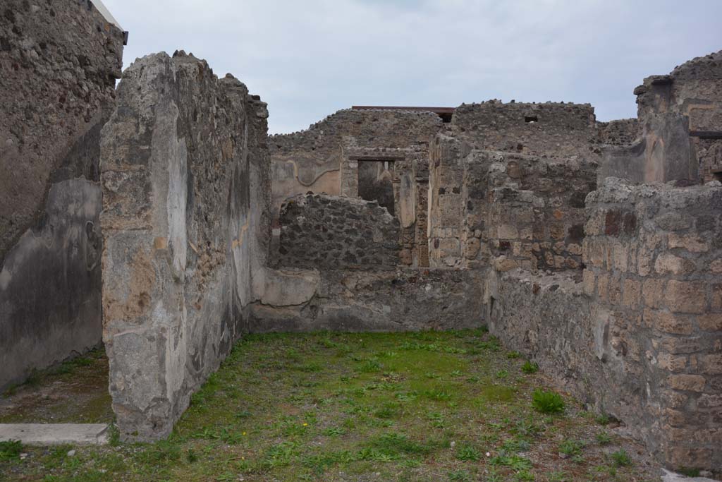 VI.11.10 Pompeii. October 2017. Room 31, looking west from atrium 27, with corridor 48, on left.
Foto Annette Haug, ERC Grant 681269 D�COR
