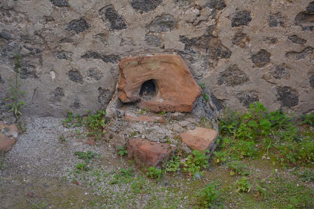 VI.11.10 Pompeii. October 2017. Room 26, terracotta feature near east wall.
Foto Annette Haug, ERC Grant 681269 D�COR


