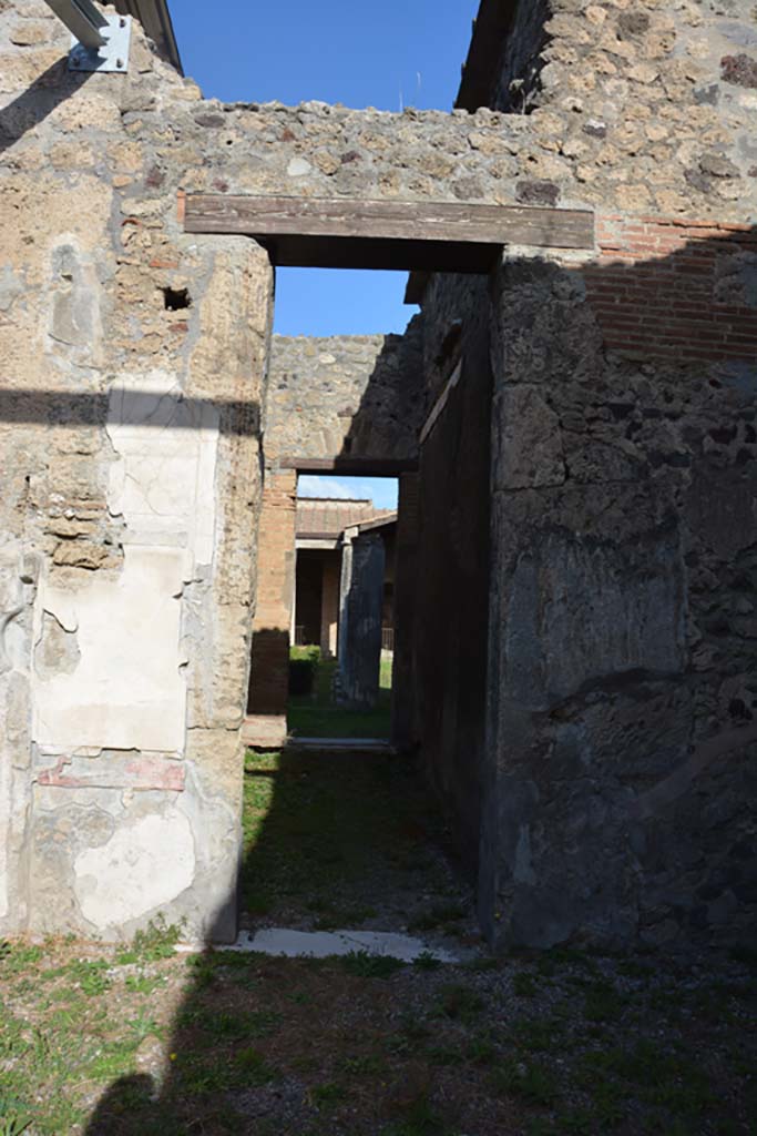 VI.11.10 Pompeii. October 2017. Corridor 34, looking north from atrium towards peristyle.
Foto Annette Haug, ERC Grant 681269 D�COR
