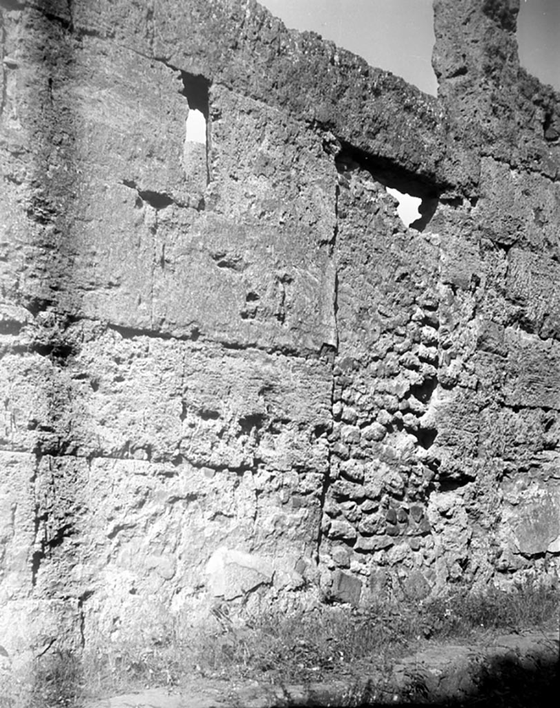 VI.11.13, Pompeii. W. 1503. Wall on north side of entrance doorway, with window and blocked doorway.
Photo by Tatiana Warscher. Photo © Deutsches Archäologisches Institut, Abteilung Rom, Arkiv. 

